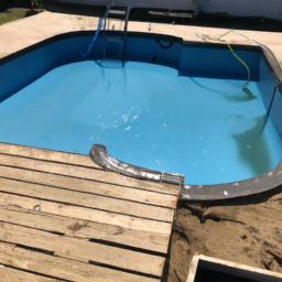 Accessoires indispensables pour l'entretien de votre piscine : produits et outils Chaumont